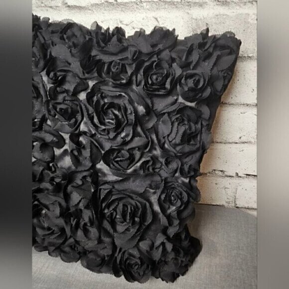4 × Throw Pillow Covers. 2 Grey & Silver Damask and 2 3D Chiffon Black Rose - Picture 7 of 9